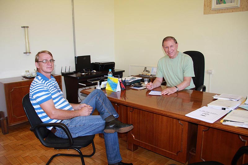 PREFEITO RECEBE VISITA DE REPRESENTANTE DA COOPERMIL